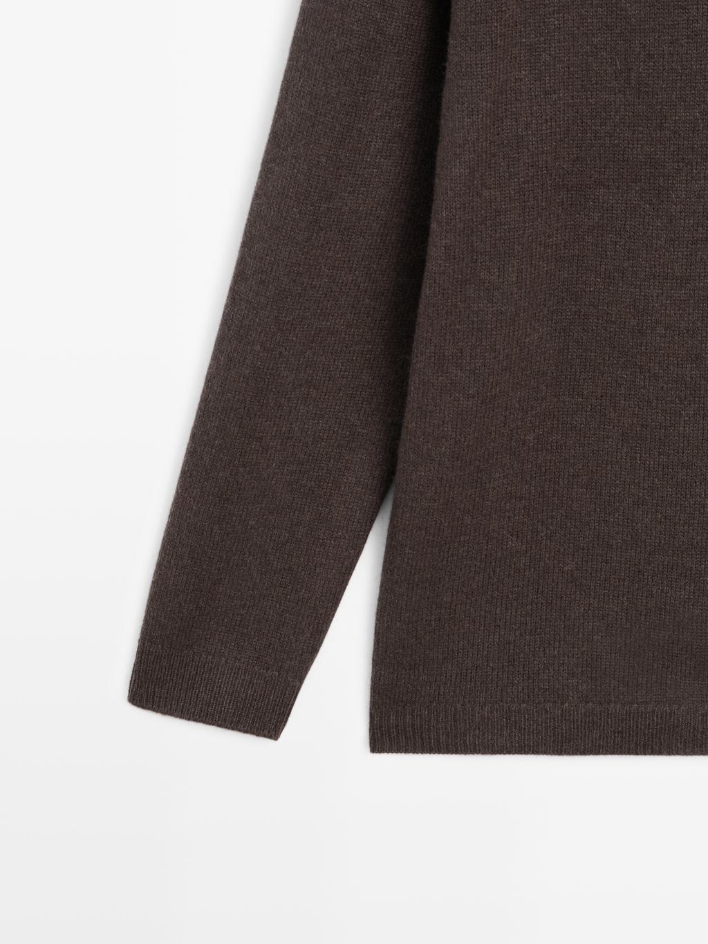 Oversize V-neck knit sweater