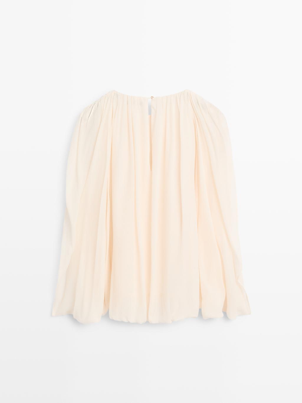 Voluminous flowing blouse
