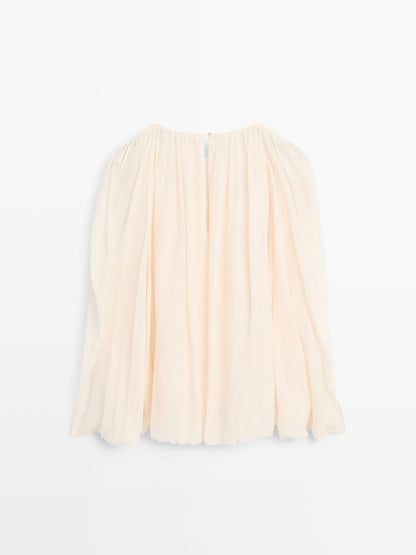 Voluminous flowing blouse