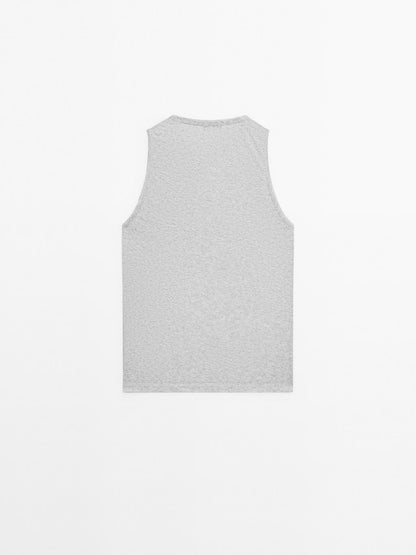 Sleeveless round neck T-shirt
