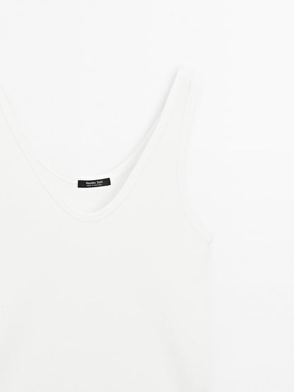 Ribbed top with neckline