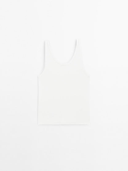 Ribbed top with neckline