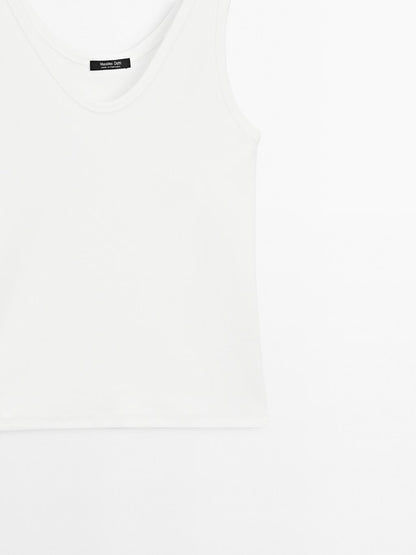 Ribbed top with neckline