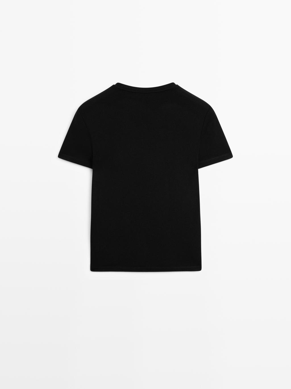 Short sleeve T-shirt with buttoned shoulders