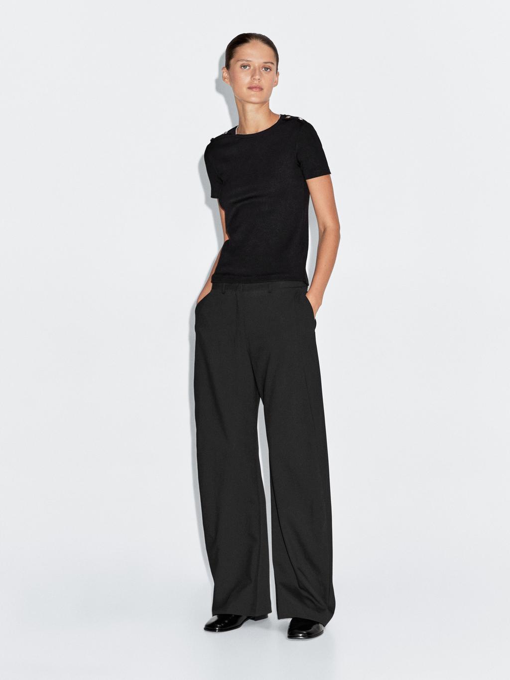 Short sleeve T-shirt with buttoned shoulders