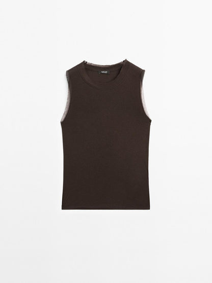 Sleeveless T-shirt with double piping