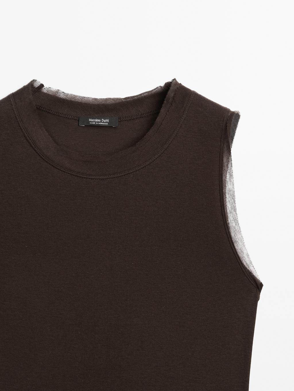 Sleeveless T-shirt with double piping
