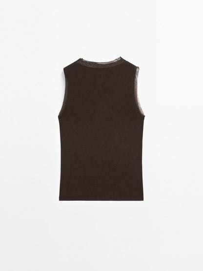 Sleeveless T-shirt with double piping