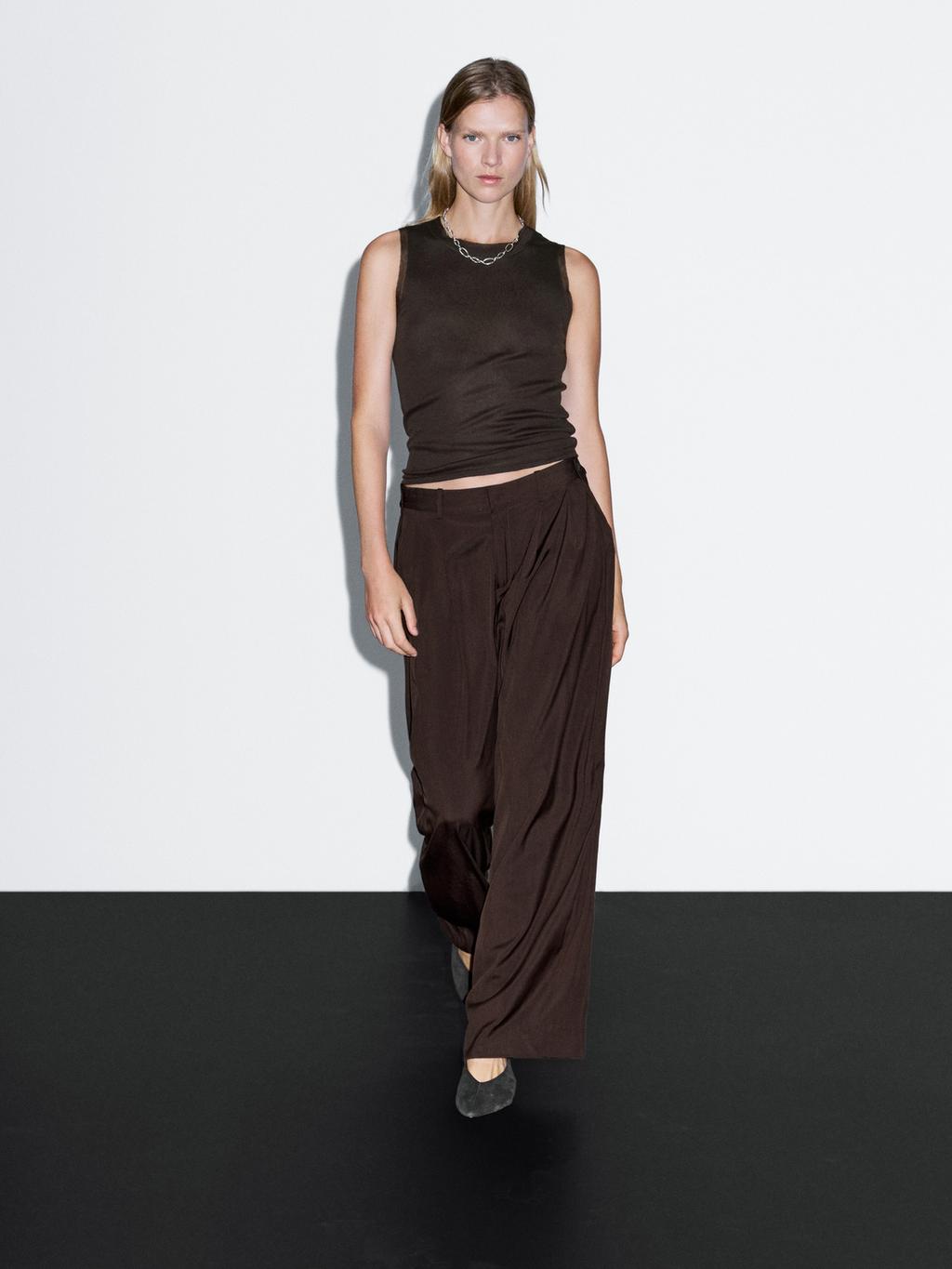 Sleeveless T-shirt with double piping