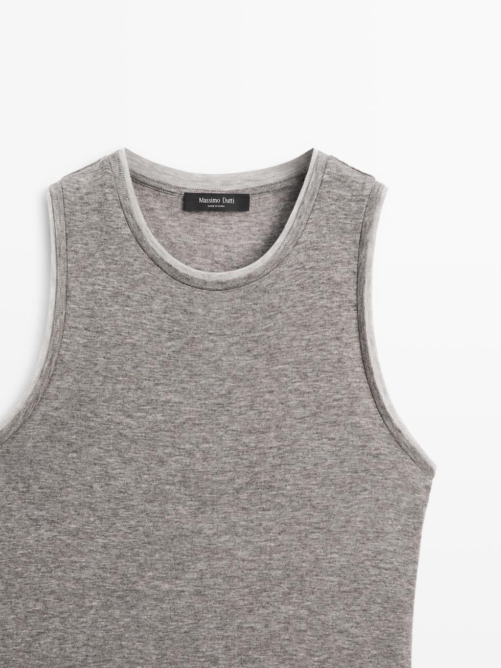 Sleeveless T-shirt with double trim