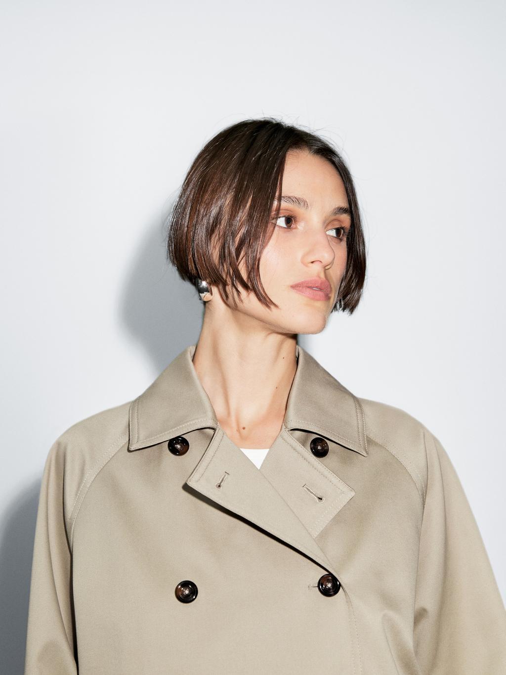Short trench coat with button detail on the collar