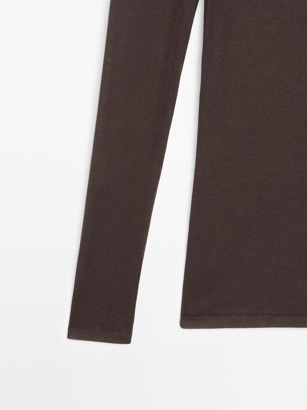 100% cotton semi-sheer T-shirt with collar detail