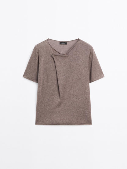 Short sleeve T-shirt with asymmetric fastening