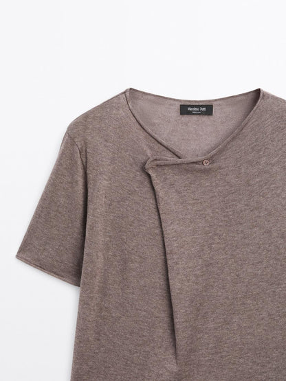 Short sleeve T-shirt with asymmetric fastening