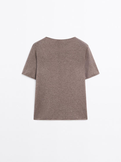 Short sleeve T-shirt with asymmetric fastening