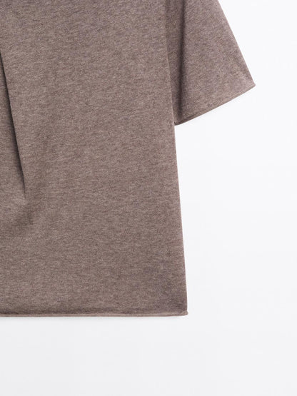 Short sleeve T-shirt with asymmetric fastening