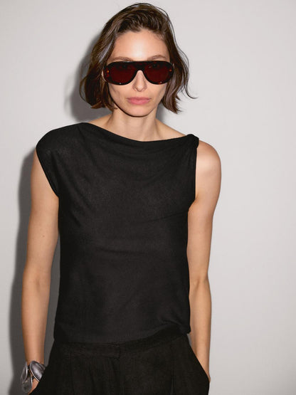 Asymmetric top with knot detail