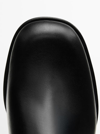 Flat leather ankle boots