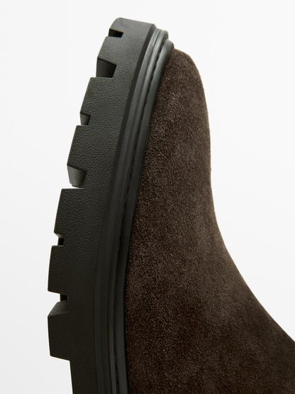 Flat Chelsea boots with track sole