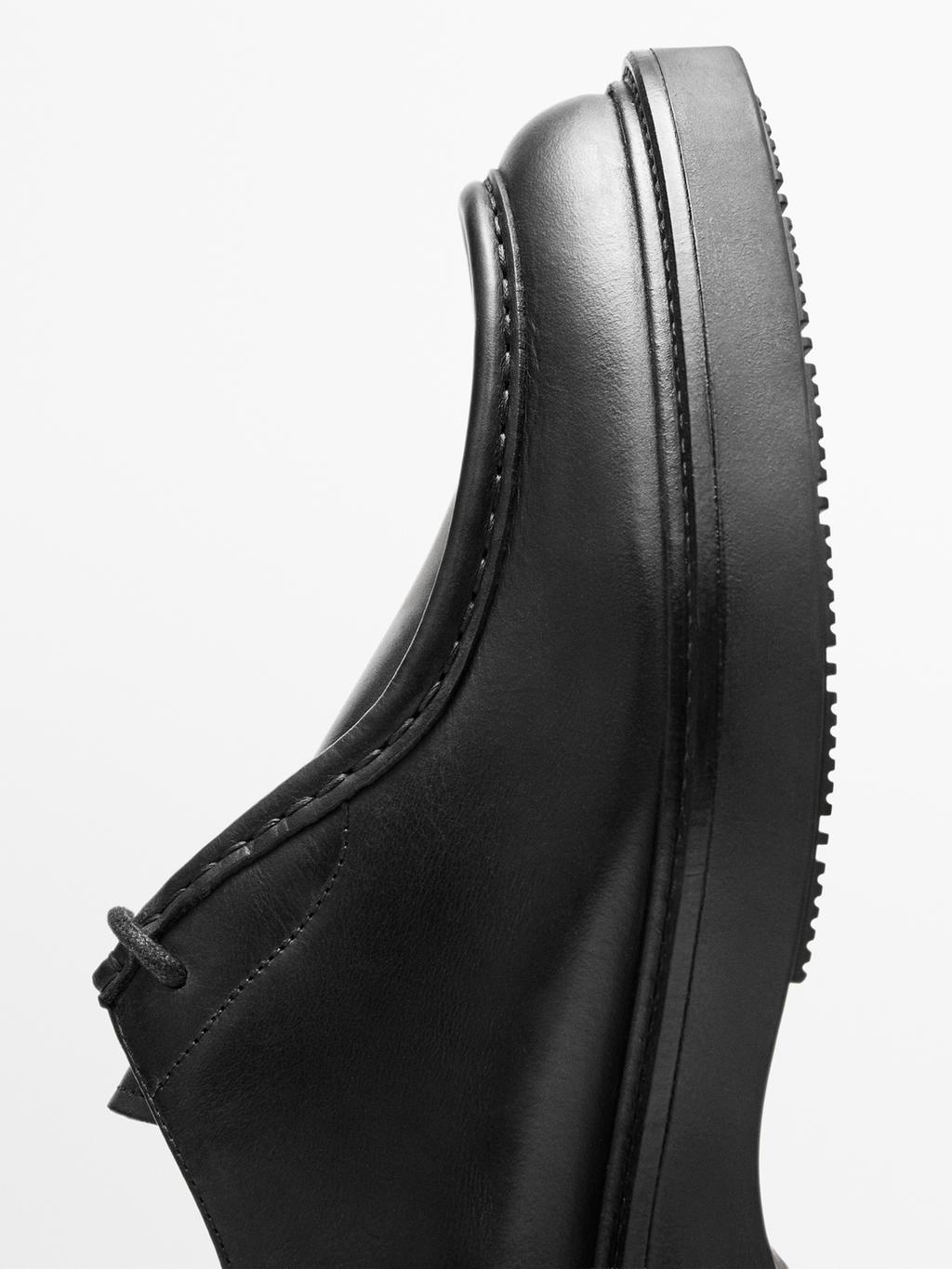 Leather shoes with moc toe