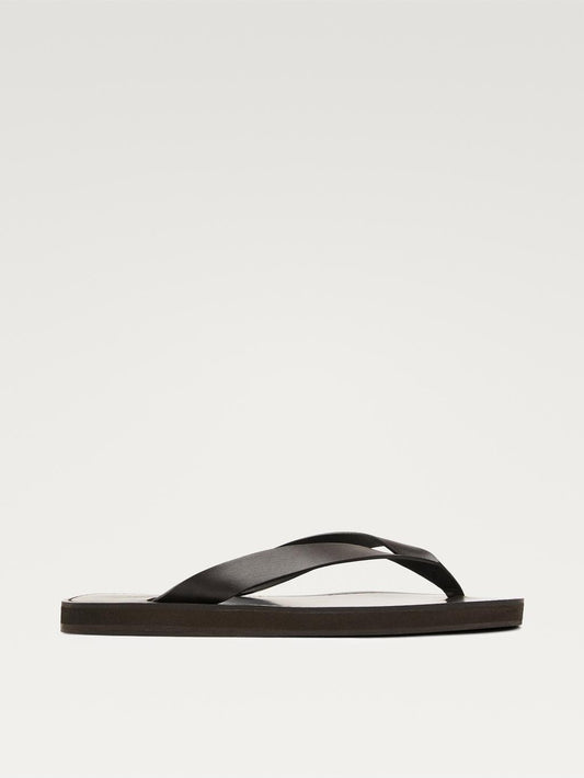 Leather sandals with toe divider